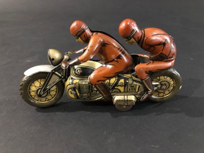 CKO : moto mécanique en tôle 
Avec deux personnages...