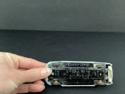 DINKY TOYS :
Ambulance Citroën ID 19 station...
