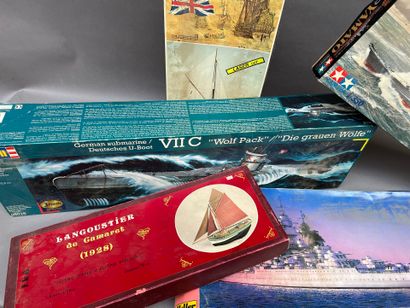 LOT de maquettes de bateaux civiles et militaires...