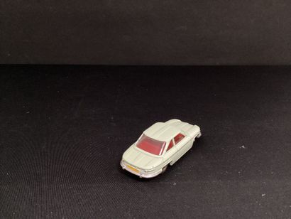 DINKY TOYS :
PANHARD 24 CT, vert d'eau.
Glace...