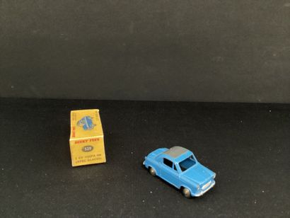 DINKY TOYS :
VESPA 400, bleue.
Boîte en état,...