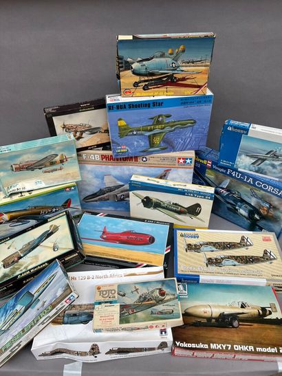 LOT de maquettes d'avions militaires à construire.
État...
