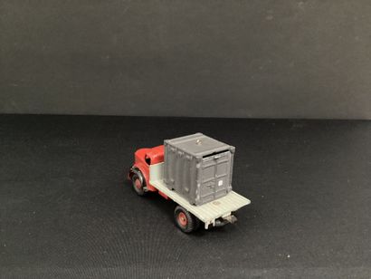 DINKY TOYS :
Camion Berliet GLR, porte-conteneurs,...