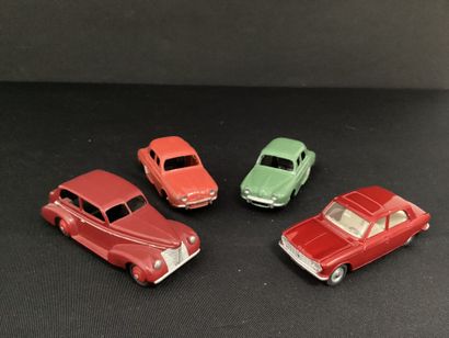 DINKY TOYS :
LOT de quatre voitures comprenant...