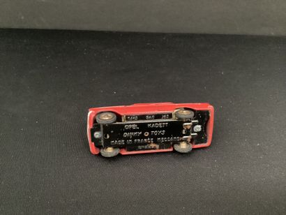 DINKY TOYS :
Opel Kadett berline, rouge.
Vitres...