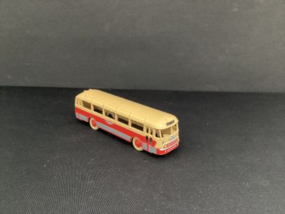 DINKY TOYS :
Autocar Chausson 29F, rouge...