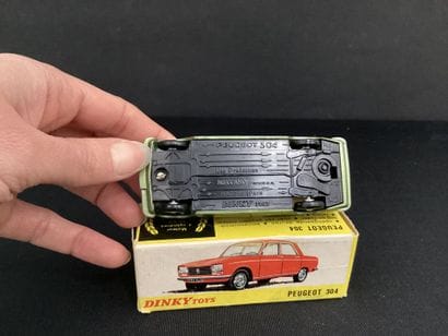 DINKY TOYS :
Peugeot 304, modèle 1428, en...