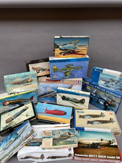 LOT de maquettes d'avions militaires à construire.
État...