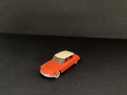 DINKY TOYS :
Citroën DS 19, sedan, orange...