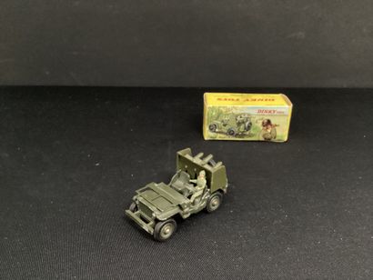 DINKY TOYS :
Jeep porte-fusées.
Avec missiles...