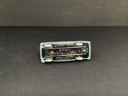 DINKY TOYS :
Simca Versailles, Bleue et Blanche.
Sans...