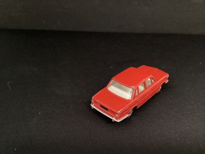 DINKY TOYS :
BMW 1500, rouge.
Sans boîte.
Éclat...