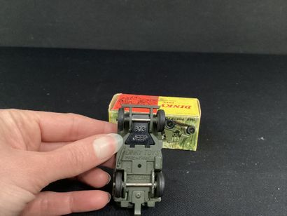 DINKY TOYS :
Jeep porte-fusées.
Avec missiles...