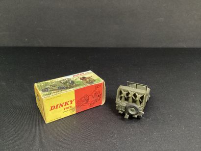 DINKY TOYS :
Jeep porte-fusées.
Avec missiles...