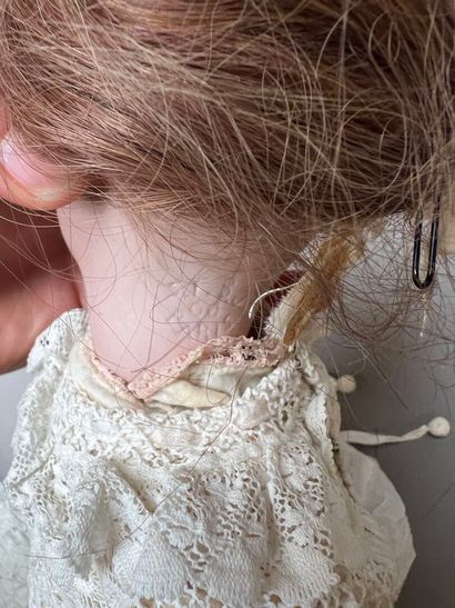 POUPEE FRANCAISE, avec tête en biscuit, bouche...