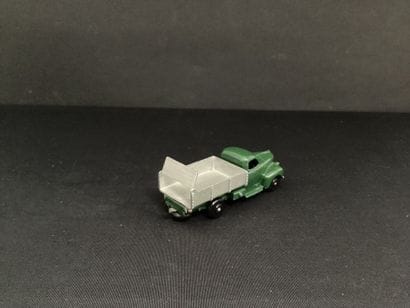 DINKY TOYS:
Studebaker, tipper, green cab...