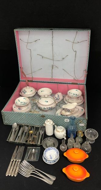DINETTE en faïence à décor de feuillages...