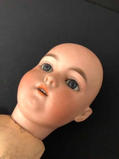 FRANZ SCHMID & Co 
POUPEE tête en porcelaine,...