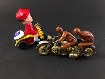 CKO : moto mécanique en tôle 
Avec deux personnages...
