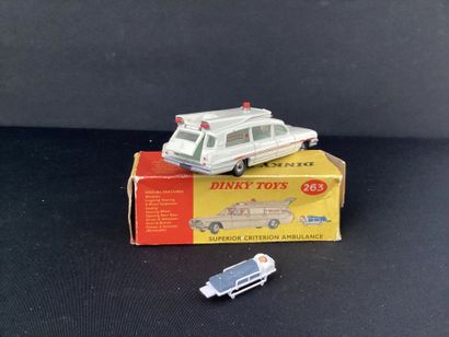 DINKY TOYS :
Superior criterion ambulance,...