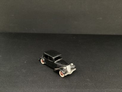 DINKY TOYS :
Citroën Traction 11 BL, noire...
