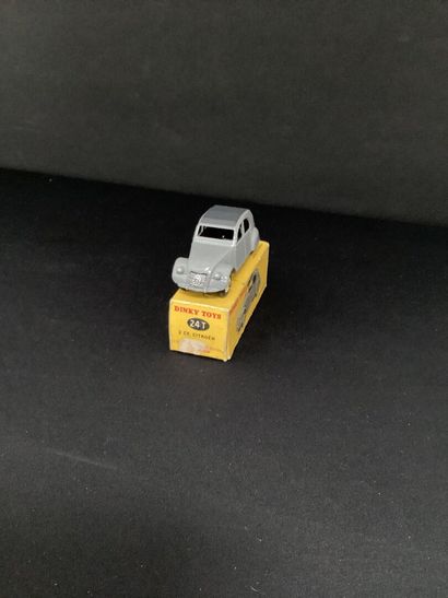 DINKY TOYS :
Citroën 2CV, 1961, grise.
Avec...