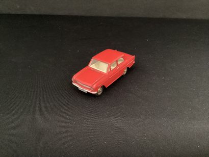 DINKY TOYS :
Opel Kadett berline, rouge.
Vitres...