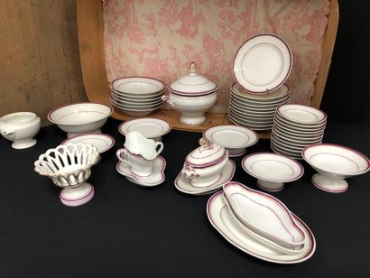 DINETTE en porcelaine à décor de liseré prune...