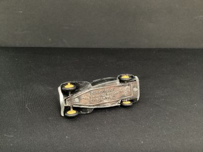DINKY TOYS :
Citroën traction 11BL, noire.
Sans...