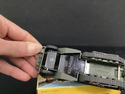 DINKY TOYS :
HALF-TRACK M3.
Avec accessoires,...