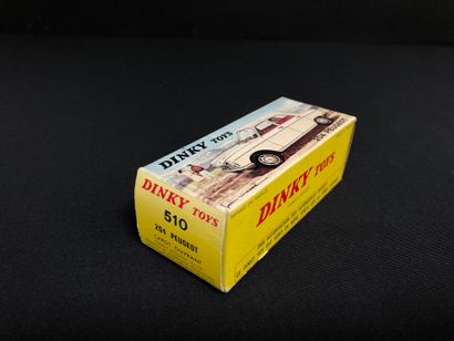 DINKY TOYS :
Peugeot 204, berline, rouge.
Avec...
