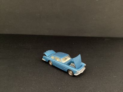 DINKY TOYS :
Ferrari 250 GT, bleue.
Deux...