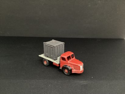 DINKY TOYS :
Camion Berliet GLR, porte-conteneurs,...