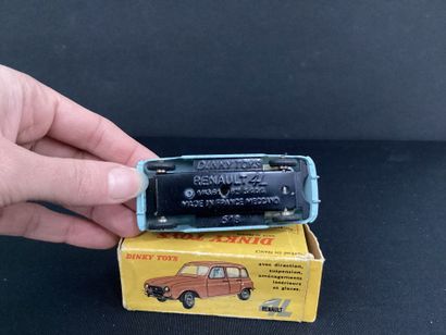 DINKY TOYS :
Renault 4L, bleu-ciel. Modèle...