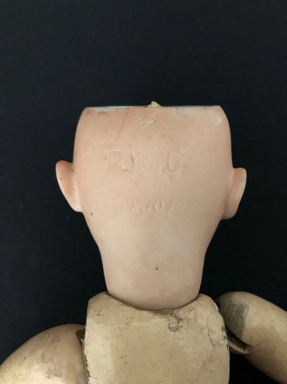 FRANZ SCHMID & Co 
POUPEE tête en porcelaine,...