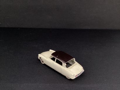 DINKY TOYS :
Citroën DS 19 beige and black...