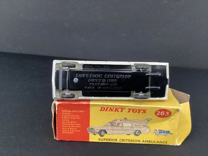 DINKY TOYS :
Superior criterion ambulance,...