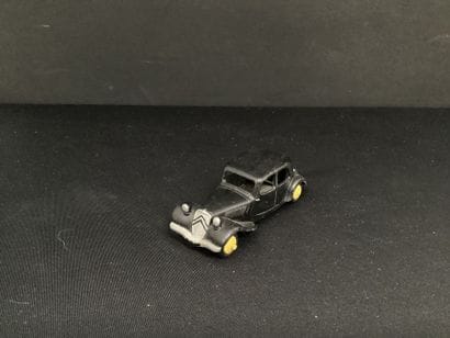 DINKY TOYS :
Citroën traction 11BL, noire.
Sans...