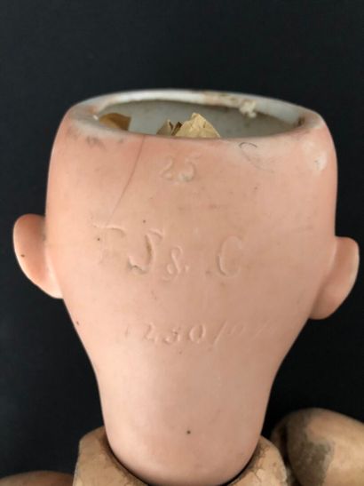 FRANZ SCHMID & Co 
POUPEE tête en porcelaine,...