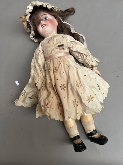 POUPEE FRANCAISE, avec tête en biscuit, bouche...