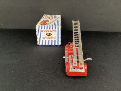 DINKY TOYS :
Fire truck, Delahaye.
With ladder.
In...