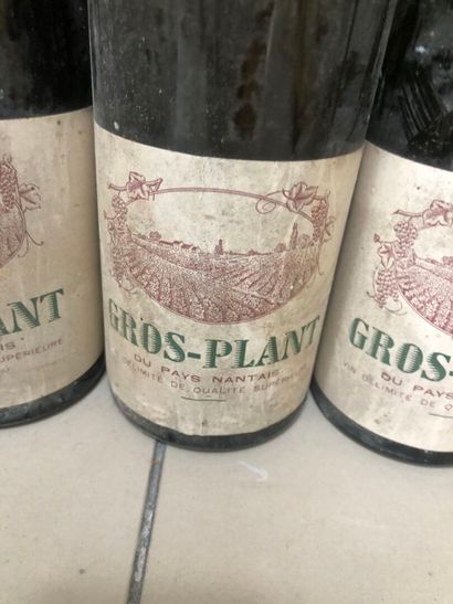 17 Bottles MISCELLANEOUS WINES FOR SALE AS...