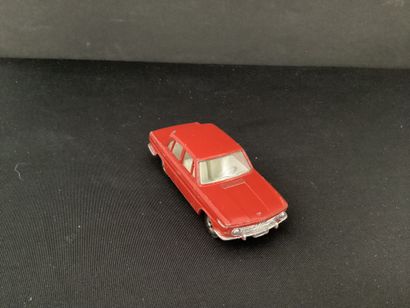 DINKY TOYS :
BMW 1500, rouge.
Sans boîte.
Éclat...