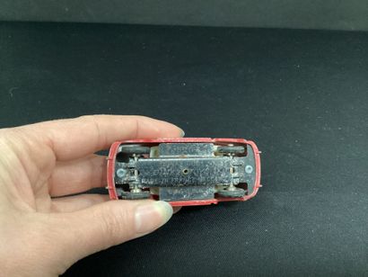 DINKY TOYS :
Fiat 600 D, rouge.
Sans boîte.
Légers...
