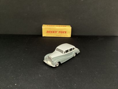 DINKY TOYS :
Rolls-Royce, Silver Wraith.
Avec...