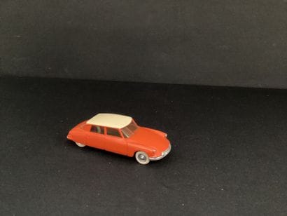 DINKY TOYS :
Citroën DS 19, sedan, orange...