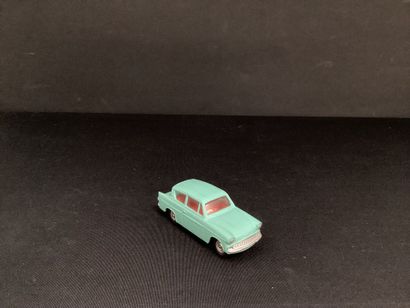 DINKY TOYS :
Ford Anglia, turquoise.
Essuie...