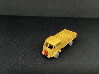 DINKY TOYS :
Ford dump truck, yellow.
Without...