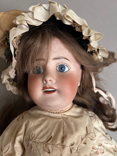 POUPEE FRANCAISE, avec tête en biscuit, bouche...