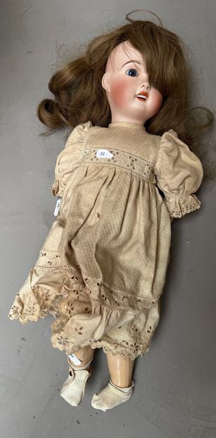POUPEE FRANCAISE, avec tête en biscuit, bouche...